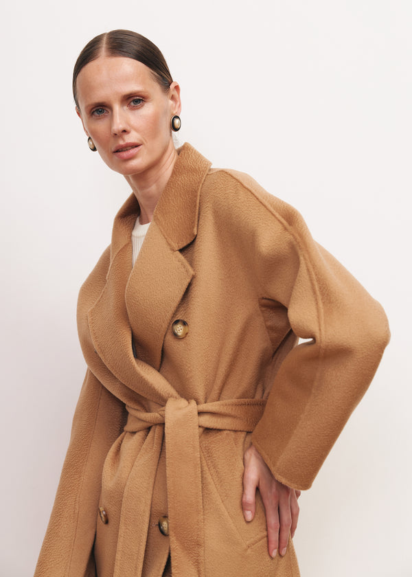 Cashmere coat with buttons in camel