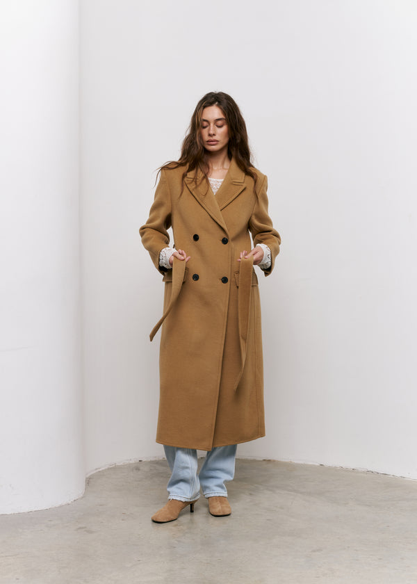 Oversize coat in camel color