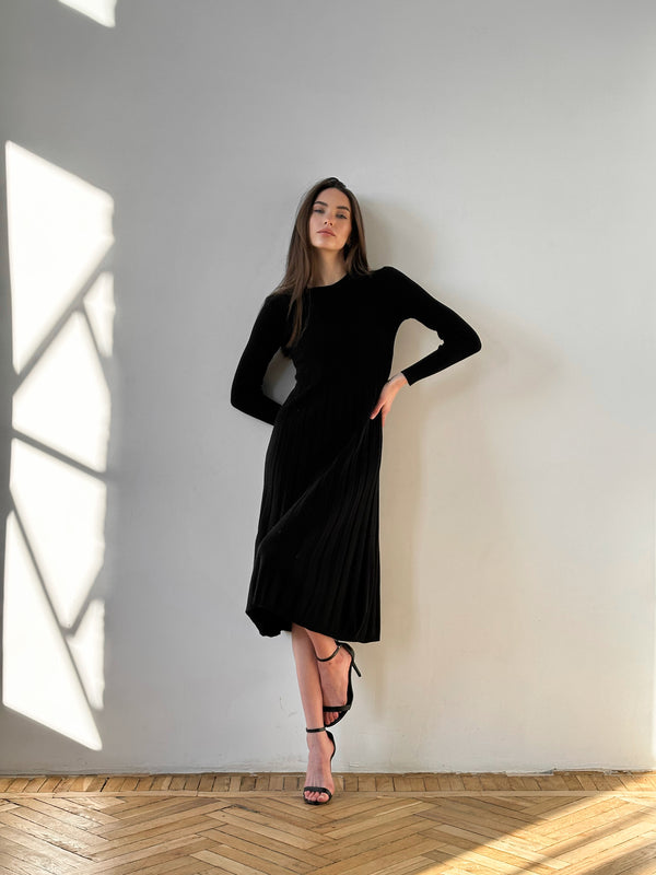 Pleated dress in black